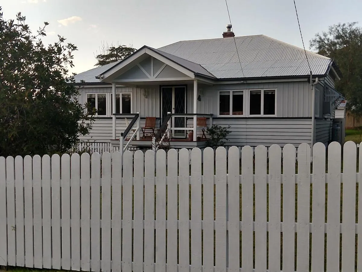 Amiens Cottage. Queenslander, Charming, Central. 史丹霍普
