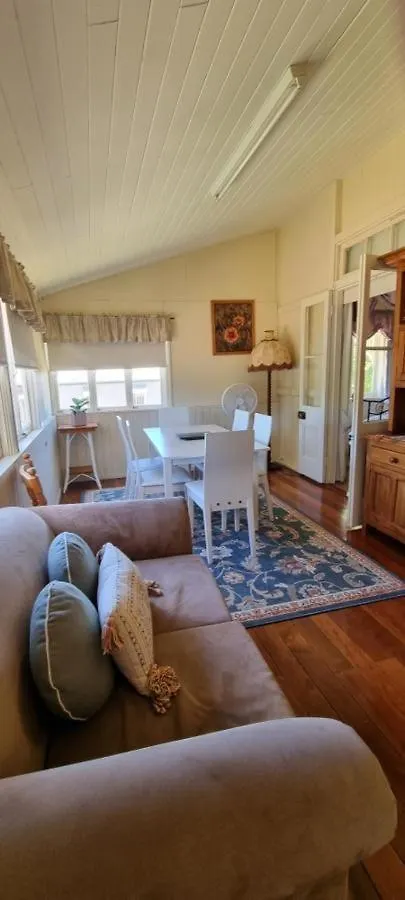 度假居 Amiens Cottage. Queenslander, Charming, Central. 史丹霍普
